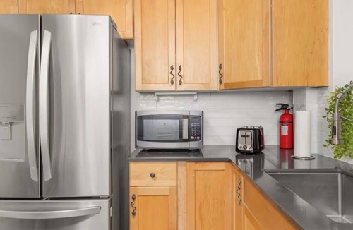 West Vancouver House | British Properties three beds garden suite
