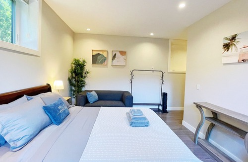 Burnaby House | Burnaby Metrotown 3BR 2BA Sleeps 6 w/Free Parking