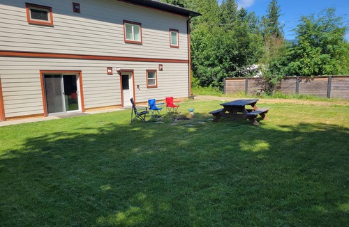 Nelson House | C&C Suite-Newly Renovated, Fire Place, Yard, Private