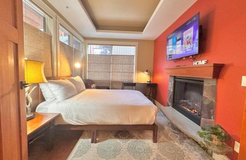 Canmore Apartment | C111 Canmore World Class Solara Resort - Hot tub, Pool, Gym, AirCon, Free Parking & Netflix