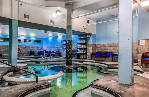 Canmore Apartment | C111 Canmore World Class Solara Resort - Hot tub, Pool, Gym, AirCon, Free Parking & Netflix