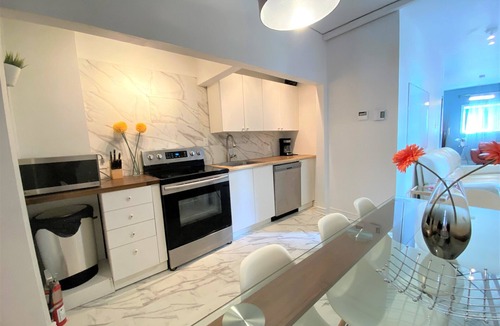 Plateau Mont Royal House | C12~Private Sunny Terrace+15 Beds/Sofabeds+5 Full baths+Free parking
