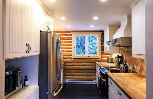 Sainte-Lucie-des-Laurentides Ski Chalet | Log cabin Laurentians | 5 bedrooms | trails, fireplace, spa, pets allowed
