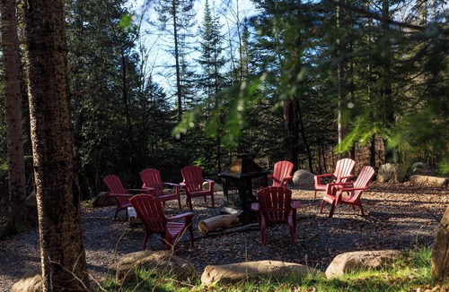 Sainte-Lucie-des-Laurentides Ski Chalet | Log cabin Laurentians | 5 bedrooms | trails, fireplace, spa, pets allowed