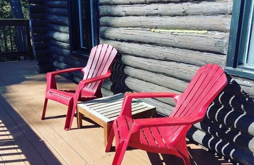 Sainte-Lucie-des-Laurentides Ski Chalet | Log cabin Laurentians | 5 bedrooms | trails, fireplace, spa, pets allowed