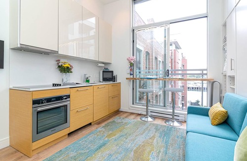 Downtown Victoria Apartment | Vibrant Modern Living with Waterview Breakfast Bar