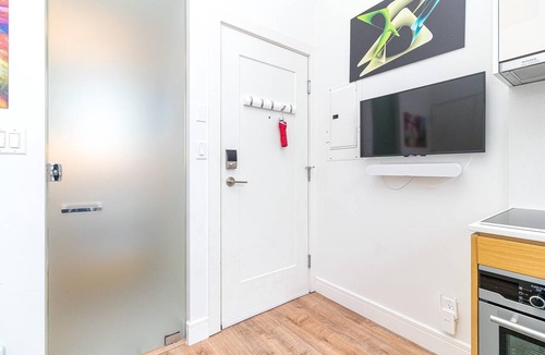 Downtown Victoria Apartment | Vibrant Modern Living with Waterview Breakfast Bar