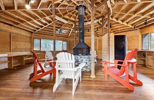 Thompson-Nicola Regional District House | Cabin on Private 8-acre Lake