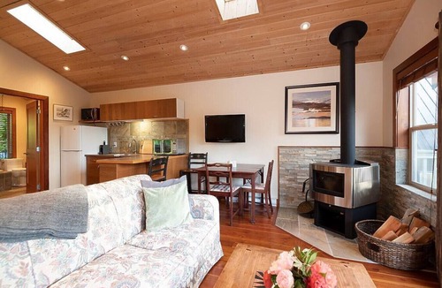 Bowen Island Apartment | Caboose · Lovely 1-bedroom ocean & mountain views cottage