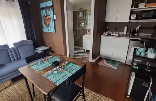 Saanich East Cabin | Cadboro Bay SeaCave | Beside UVic | Ocean