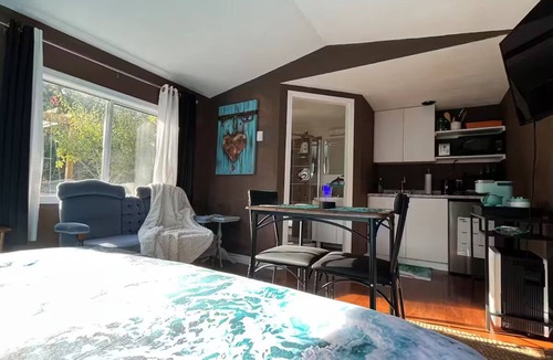 Saanich East Cabin | Cadboro Bay SeaCave | Beside UVic | Ocean