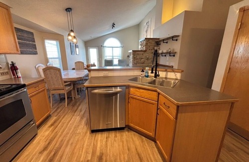 Calgary House | Calgary Home | 3BR Home | Sleeps 6 | Parking | 15min to Downtown