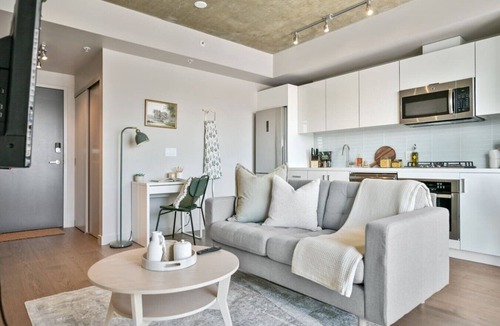 Connaught Apartment | Calgary Tower View | King Bed |Mins to Saddledome