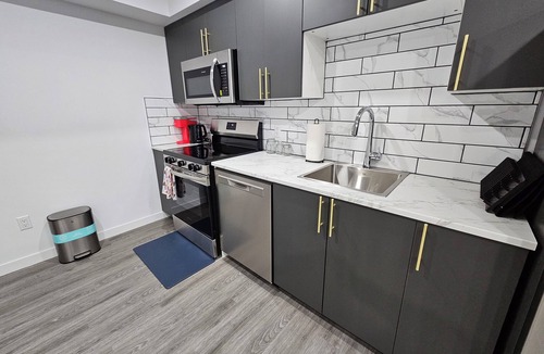Regina House | Calm Stay, Stylish 2BR suite, 7-Mins to Regina Airport, Free Wi-Fi & Coffee