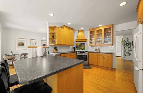 Edmonton House | Campus Karaoke House | Near University | Sleeps 12