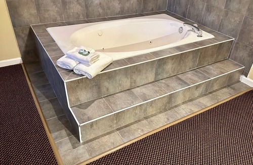 Newton Hotel | Canadian Inn