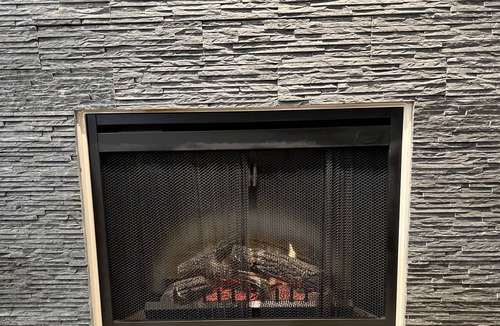 Maple Ridge Apartment | Canucks+Fpl+4K tv+Home Off+Wi-Fi+Patio+2 Parking
