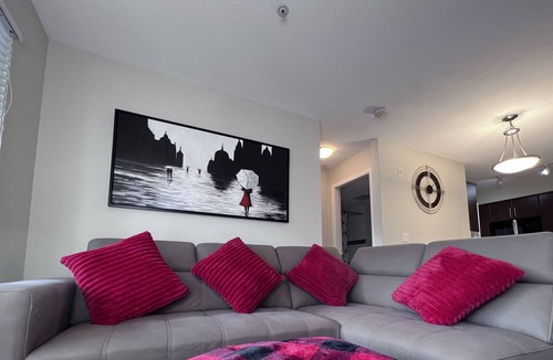 Maple Ridge Apartment | Canucks+Fpl+4K tv+Home Off+Wi-Fi+Patio+2 Parking