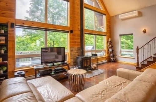 Val-des-Lacs Ski Chalet | Carriole Summary: Bie