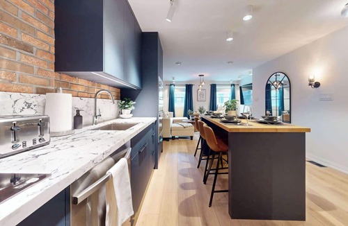 Leslieville Hotel | Casa Hotels Elegant 2BR Suite in Leslieville