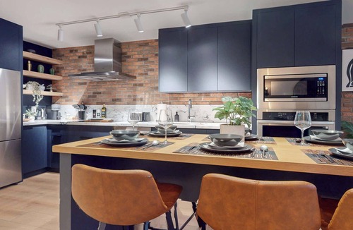 Leslieville Hotel | Casa Hotels Elegant 2BR Suite in Leslieville