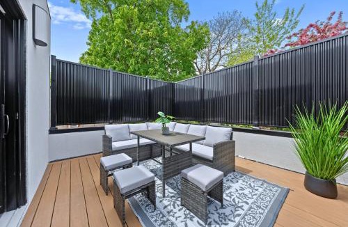 Riverdale Hotel | Casa Hotels Gerrard Private Patio near Riverdale