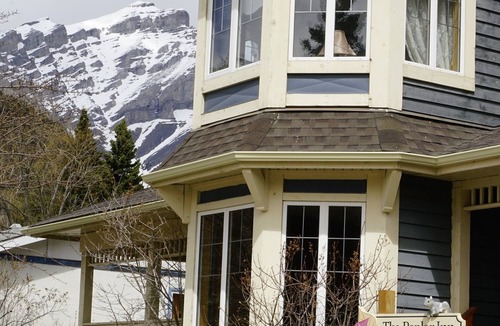 Banff Cottage | Cedar Chalet in Banff National Park