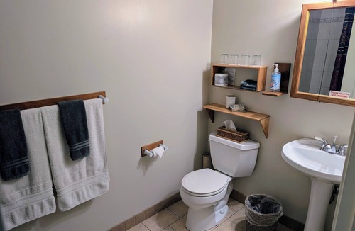 Port Alberni Bed & Breakfast | Cedar Wood Lodge B&B