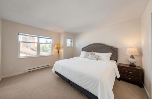 Oakridge Apartment | Central 3BR Townhouse Near Oakridge & SkyTrain
