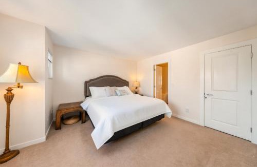 Oakridge Apartment | Central 3BR Townhouse Near Oakridge & SkyTrain