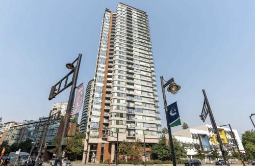 Crosstown Apartment | Central City Location, Bay View, One Free Parking