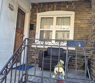 Roncesvalles Village House | Central location downtown Toronto