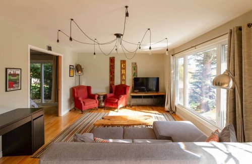 Prince Edward House | Central PEC gem - Sleeps up to 6