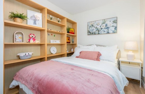 East Side House | Central Van 3BR Upper Suite - Near Skytrain