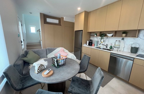 Vancouver South House | Central Vancouver Cozy new guest house. walking distance to QE park and Oakridge