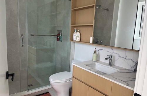 Vancouver South House | Central Vancouver Cozy new guest house. walking distance to QE park and Oakridge