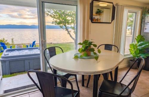 Cap-Saint-Ignace Ski Chalet | Chalet #2 Waterfront with Spa, Fireplace Wifi & AC