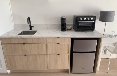 Central Okanagan Apartment | Chalet Coolanagatta. Cozy studio with WiFi in awesome Killiney Beach, Vernon.