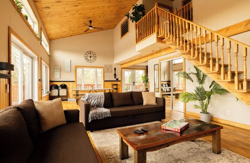 Chertsey Ski Chalet | Chalet De Papa (Hot Tub & Perfect Ski Cottage)