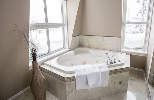 Silver Star Mountain Ski Chalet | Chalet in Best Location, Ski in Ski out , only 100 Meters to Village