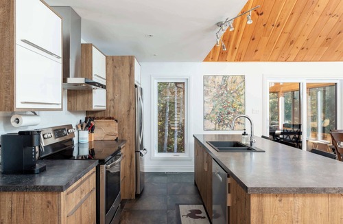 Chertsey Ski Chalet | Chalet Plein Sud: Kayak, Spa & Lakefront