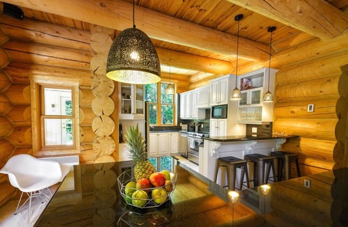 Fiddler Lake Resort Ski Chalet | Chalet Silver Fox at Fiddler Lake, Spa & private swimming pool