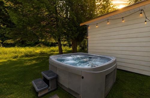 Saint-Tite-des-Caps Ski Chalet | Chalet with Spa in the Forest- Nature Awaits