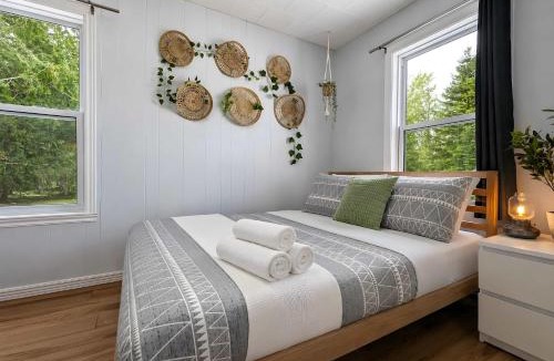 Saint-Tite-des-Caps Ski Chalet | Chalet with Spa in the Forest- Nature Awaits