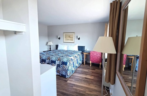 Petit-Rocher Hotel | Chambre dans le quartier accueillant du Petit Rocher, avec climatisation
