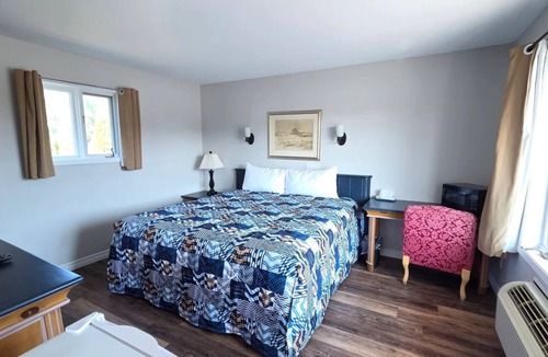 Petit-Rocher Hotel | Chambre dans le quartier accueillant du Petit Rocher, avec climatisation