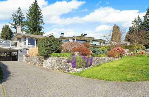 Upper Lonsdale House | Charming 1-bedroom private suite in Upper North Vancouver