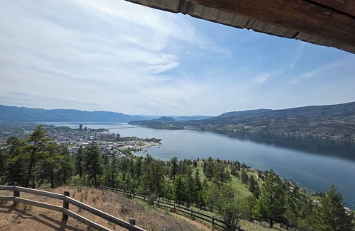 Crawford House | Charming 1-bedroom in a house with AC and WiFi in Kelowna 5 min to Okanagan Lake