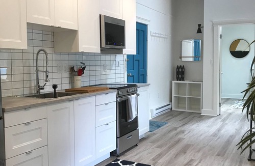 Delta Cottage | Charming 1 bedroom suite in Central Tsawwassen.