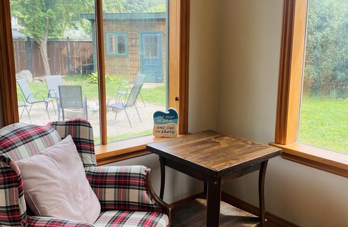 Canoe House | Charming 1913 Heritage House By The Lake